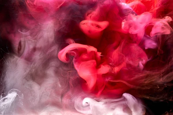 Siyah ve kırmızı mürekkep arka plan, renkli sis, soyut girdap okyanusu, akrilik boya pigmenti su altında, beyaz duman