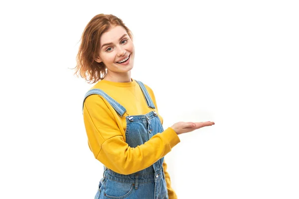 Attractive Redhead Girl Promoter Yellow Sweater Holding Something Hand Demonstrating — Stock Photo, Image