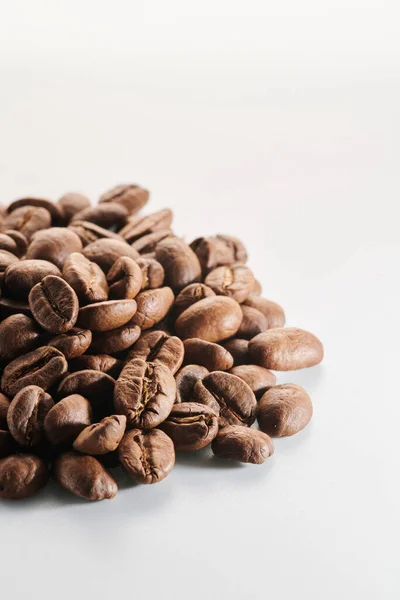 Pörkölt Kávébab Izolált Közel Fehér Háttér Nyírás Útvonal — Stock Fotó
