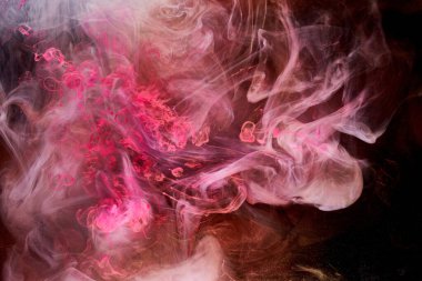 Siyah mürekkep arkaplanındaki çok renkli pembe duman, renkli sis, soyut girdap dokunuşu okyanus denizi, akrilik boya pigmenti su altında