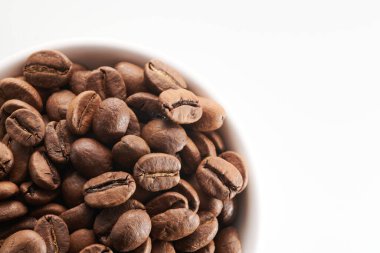 Kavrulmuş kahve çekirdekleri izole edilmiş, beyaz arka planda, kırpma yolunda.