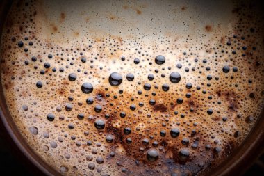 Köpüklü taze kahve, yakından.