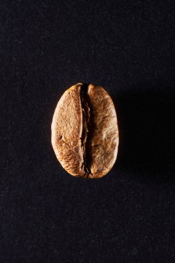 Kavrulmuş kahve çekirdekleri izole edilmiş. Siyah arka plana yakın, kırpma yolu.