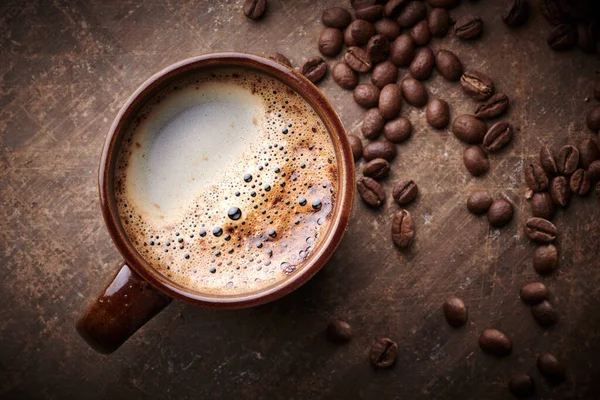 Composição Servida Recentemente Xícara Café Grãos Café Torrados Fundo Marrom — Fotografia de Stock