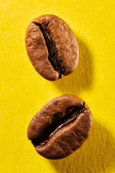 Pirított Kávébab Izolált Közel Sárga Háttér Nyírás Útvonal — Stock Fotó