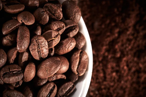 Pörkölt Kávé Egészben Őrölt Bab Tálban Elszigetelt Közelről Barna Grunge — Stock Fotó