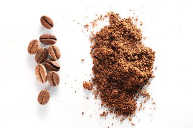 Kavrulmuş kahve çekirdekleri farklı türde öğütülmüş ve tamamen izole edilmiş. Beyaz arka planda.