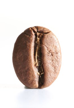 Kavrulmuş kahve çekirdekleri beyaz arka planda izole edilmiş, kırpma yolu.