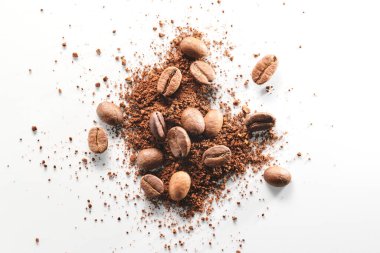 Kavrulmuş kahve çekirdekleri farklı türde öğütülmüş ve tamamen izole edilmiş. Beyaz arka planda.