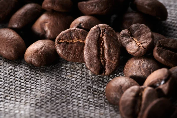 Pörkölt Kávébab Díszített Vászonszövet Közeli Kreatív Háttér — Stock Fotó