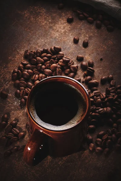 Composition Served Freshly Brewed Cup Coffee Roasted Coffee Beans Brown — Stock Photo, Image