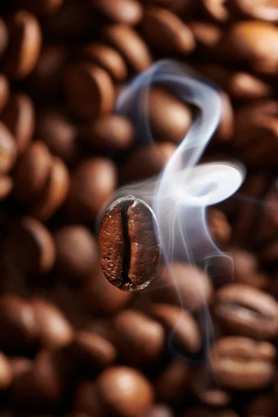 Roasted Smoking Coffee Beans Macro Close Creative Background — Stock Photo, Image