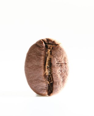 Kavrulmuş kahve çekirdekleri beyaz arka planda izole edilmiş, kırpma yolu.