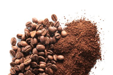 Kavrulmuş kahve çekirdekleri farklı türde öğütülmüş ve tamamen izole edilmiş. Beyaz arka planda.