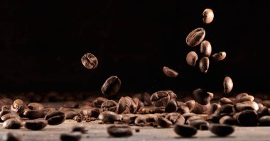 Kavrulmuş kahve çekirdeği makrosu. Arka planı kapatın.