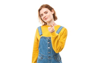 Dost canlısı kızıl saçlı kızın portresi seni seçiyor, beyaz arka planda izole edilmiş kamerayı işaret ediyor.