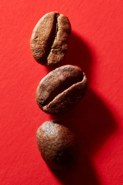 Pirított Kávébab Izolált Közel Piros Háttér Nyírás Útvonal — Stock Fotó