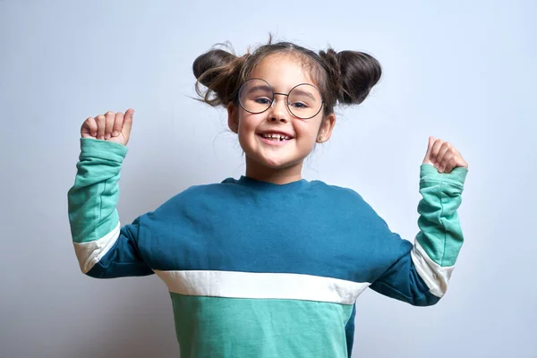 Retrato Engraçado Morena Menina Brincando Torno Alegrar Isolado Fundo Branco — Fotografia de Stock