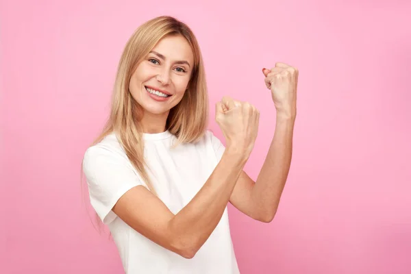 Glad Blond Kvinna Ler Firar Seger Jublar Knytnävar Isolerade Rosa — Stockfoto