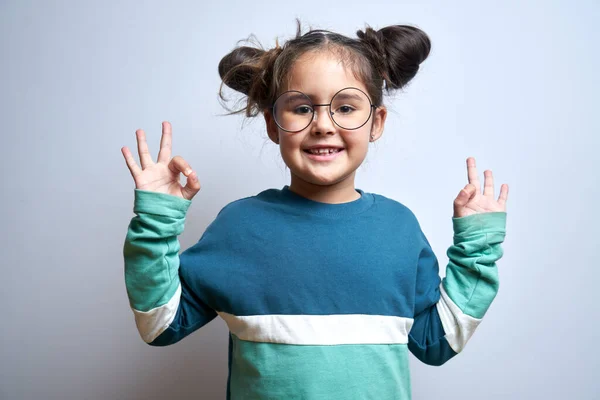 Retrato Engraçado Morena Menina Brincando Torno Alegrar Isolado Fundo Branco — Fotografia de Stock