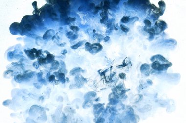 Sıvı akışkan sanat özgeçmişi. Mavi akrilik boya suyun altında, galaktik duman okyanusu