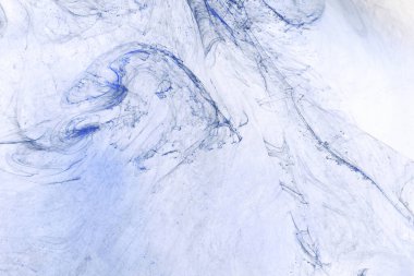 Sıvı akışkan sanat özgeçmişi. Mavi akrilik boya suyun altında, galaktik duman okyanusu