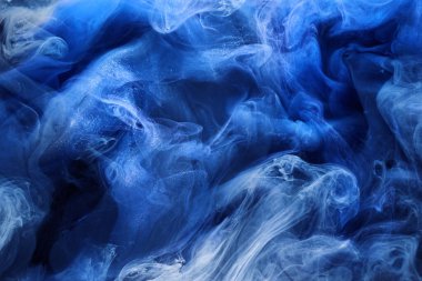 Sıvı akışkan sanat özgeçmişi. Mavi akrilik boya suyun altında, galaktik duman okyanusu                               