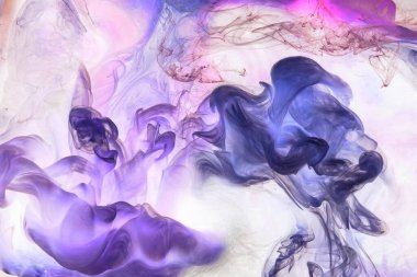 Sıvı akışkan sanat özgeçmişi. Mor leylak dans eden akrilik boya karışımı su altında, uzay dumanı okyanusu