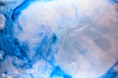 Sıvı akışkan sanat özgeçmişi. Mavi akrilik boya suyun altında, galaktik duman okyanusu