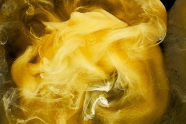 Sıvı akışkan sanat özgeçmişi. Sarı dans eden akrilik su altında boya, uzay dumanı okyanusu