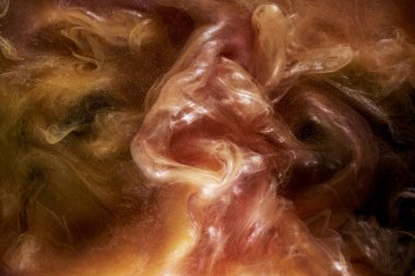 Sıvı akışkan sanat özgeçmişi. Dans eden akrilik boyaların sarı karışımı su altında, uzay dumanı okyanusu, renk patlaması