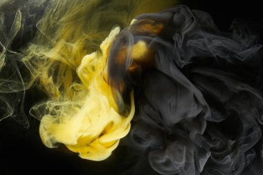 Sıvı akışkan sanat özgeçmişi. Siyah, sarı dans eden akrilik boyalar suyun altında, uzay dumanı okyanusu