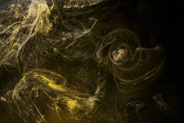 Sıvı akışkan sanat özgeçmişi. Siyah, sarı dans eden akrilik boyalar suyun altında, uzay dumanı okyanusu