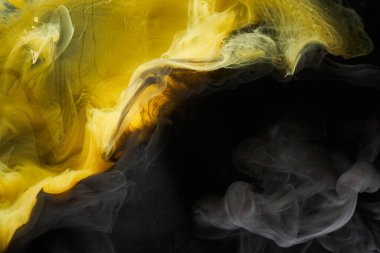 Sıvı akışkan sanat özgeçmişi. Siyah, sarı dans eden akrilik boyalar suyun altında, uzay dumanı okyanusu