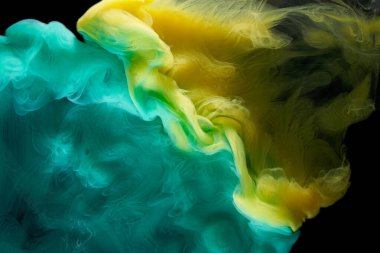 Sıvı akışkan sanat özgeçmişi. Yeşil, sarı dans eden akrilik boyalar suyun altında, uzay dumanı okyanusu, renk patlaması