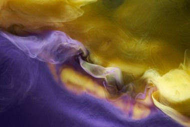 Sıvı akışkan sanat özgeçmişi. Mor, sarı dans eden akrilik boyalar suyun altında, uzay dumanı okyanusu, renk patlaması