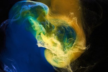 Sıvı akışkan sanat özgeçmişi. Mavi sarı dans eden akrilik boyalar suyun altında, okyanus dumanı