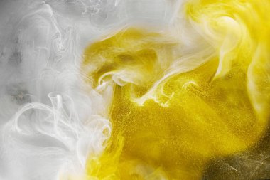 Sıvı akışkan sanat özgeçmişi. Beyaz, sarı dans eden akrilik boyalar suyun altında, uzay dumanı okyanusu