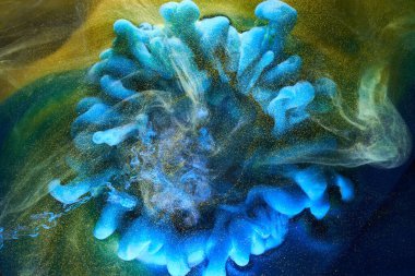 Sıvı akışkan sanat özgeçmişi. Mavi sarı dans eden akrilik boyalar suyun altında, okyanus dumanı