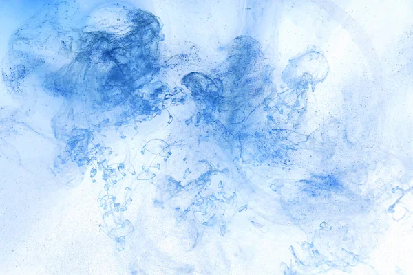 Sıvı akışkan sanat özgeçmişi. Mavi akrilik boya suyun altında, galaktik duman okyanusu