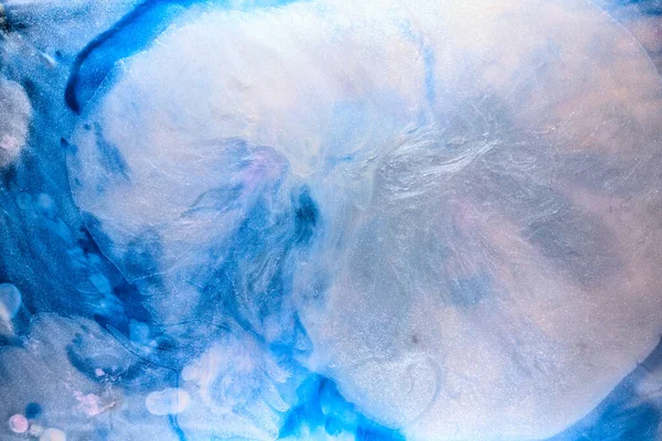 Sıvı akışkan sanat özgeçmişi. Mavi akrilik boya suyun altında, galaktik duman okyanusu