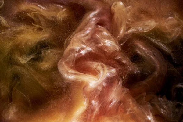 Sıvı akışkan sanat özgeçmişi. Dans eden akrilik boyaların sarı karışımı su altında, uzay dumanı okyanusu, renk patlaması