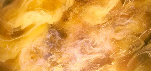 Sıvı akışkan sanat özgeçmişi. Sarı dans eden akrilik su altında boya, uzay dumanı okyanusu