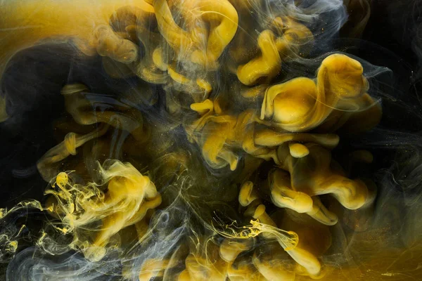 Sıvı akışkan sanat özgeçmişi. Siyah, sarı dans eden akrilik boyalar suyun altında, uzay dumanı okyanusu