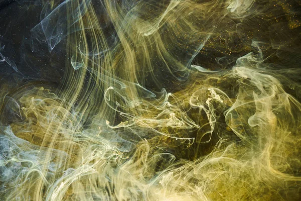流体艺术的抽象背景 黄色舞动的丙烯酸涂料在水下 太空烟熏大海 — 图库照片
