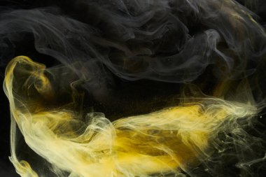 Sıvı akışkan sanat özgeçmişi. Siyah, sarı dans eden akrilik boyalar suyun altında, uzay dumanı okyanusu