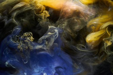 Sıvı akışkan sanat özgeçmişi. Mavi sarı dans eden akrilik boyalar suyun altında, okyanus dumanı