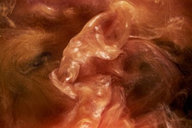 Sıvı akışkan sanat özgeçmişi. Dans eden akrilik boyaların sarı karışımı su altında, uzay dumanı okyanusu, renk patlaması