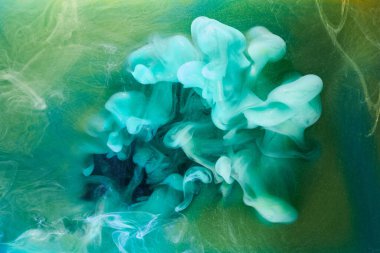 Sıvı akışkan sanat özgeçmişi. Yeşil dans eden akrilik boyalar su altında, kozmik duman okyanusu