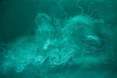 Sıvı akışkan sanat özgeçmişi. Mavi yeşil akrilik boya suyun altında, galaktik duman okyanusu